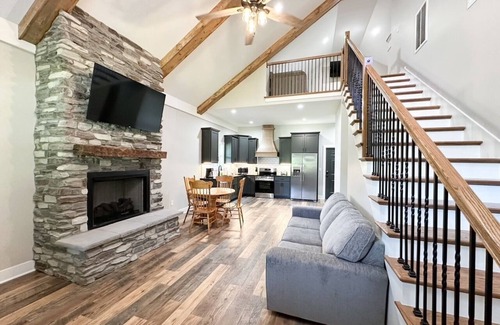 Lucas Casa | Barndo on the Barren
