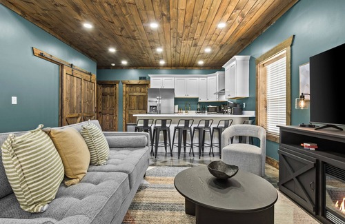 Stanton Casa | Barndo Parking River Hot Tub