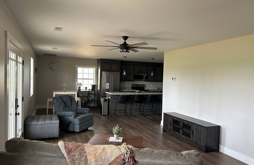 Franklin Apartamento | Barndominium in the country. Two acre fishing lake, large porch and Pickleball.