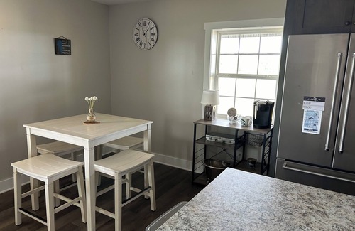 Franklin Apartamento | Barndominium in the country. Two acre fishing lake, large porch and Pickleball.