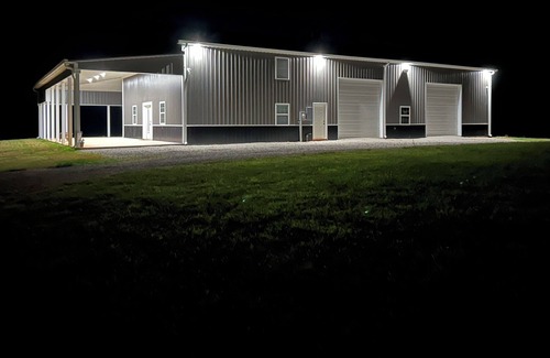 Franklin Apartamento | Barndominium in the country. Two acre fishing lake, large porch and Pickleball.