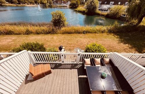 South Cerney Casa | Barneys Retreat - Lakeside Getaway