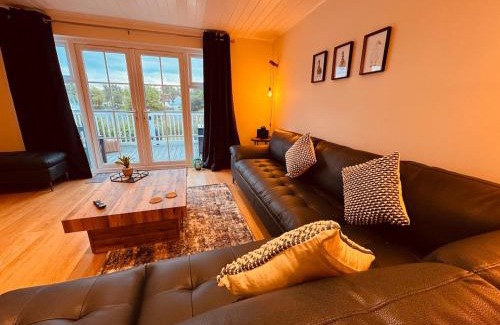 South Cerney Casa | Barneys Retreat - Lakeside Getaway