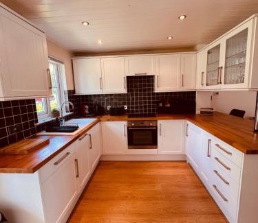 South Cerney Casa | Barneys Retreat - Lakeside Getaway