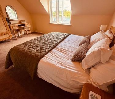 South Cerney Casa | Barneys Retreat - Lakeside Getaway