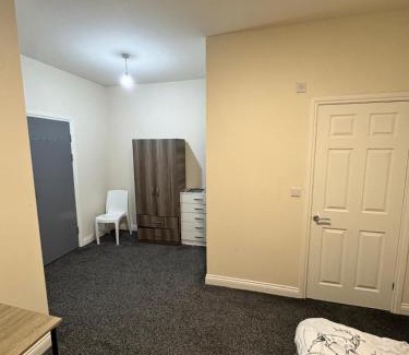 Barnsley Casa | Barnsley Guesthouse Couple Room Ground Floor