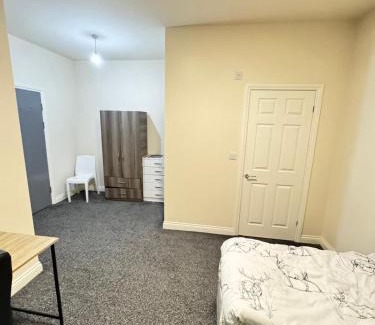 Barnsley Casa | Barnsley Guesthouse Couple Room Ground Floor