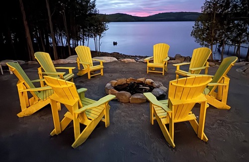 Madawaska Valley Cabaña | Barry’s Bay 5 bedroom , beautiful sunsets, private Beach, Hot Tub and Sauna
