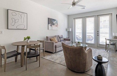 Austin Apartamento | Barsala l Spacious 2BD Hill Country: Pool, Smart Tech & Yard