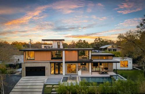 Barton Hills Casa | Barton Springs Luxe Heated Pool Spa Sleeps 16