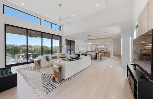 Barton Hills Casa | Barton Springs Luxe Heated Pool Spa Sleeps 16