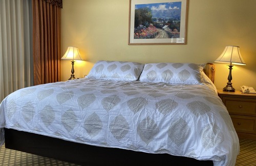 Crested Butte Hotel | Base Village - Grand Lodge Corner King Bedroom