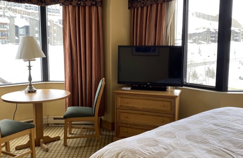 Crested Butte Hotel | Base Village - Grand Lodge Corner King Bedroom