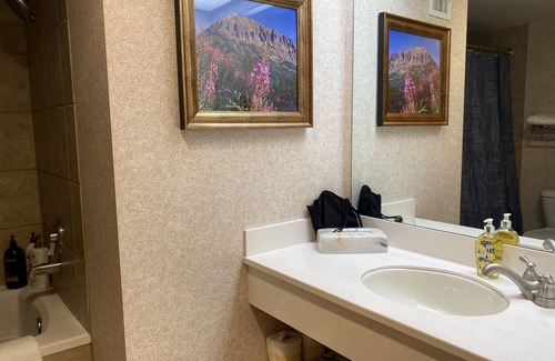 Crested Butte Hotel | Base Village - Grand Lodge Corner King Bedroom