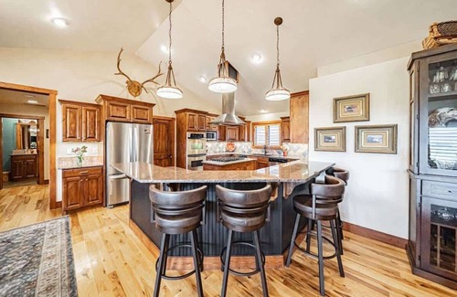 Victor Casa | Basecamp Stays: Upscale, Hot Tub, Wildlife, Views!
