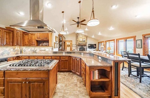 Victor Casa | Basecamp Stays: Upscale, Hot Tub, Wildlife, Views!
