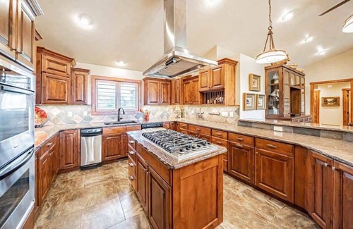Victor Casa | Basecamp Stays: Upscale, Hot Tub, Wildlife, Views!