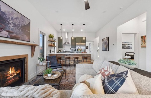 Riverfront Apartamento | *Basecamp: The Blue Bungalow*