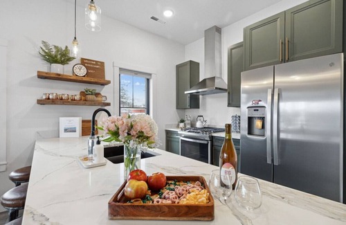 Riverfront Apartamento | *Basecamp: The Blue Bungalow*