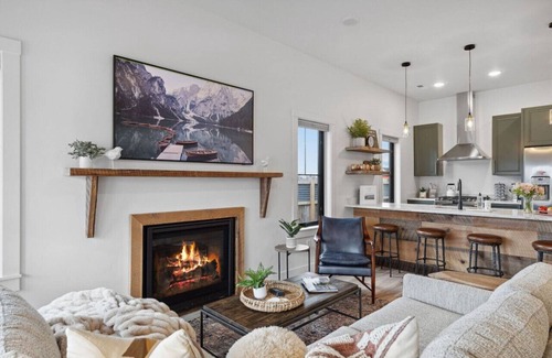 Riverfront Apartamento | *Basecamp: The Blue Bungalow*