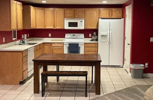 Pleasant Grove Casa | Amplio sótano hogar para ocio o negocios
