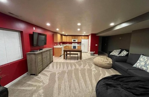 Pleasant Grove Casa | Amplio sótano hogar para ocio o negocios