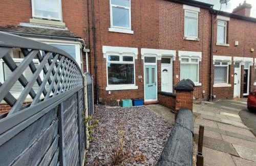 Tunstall Casa | Basford House- Cosy 3 Bed, 2 bathroom Home near Hanley, Newcastle Under Lyme and A500 by Catchpole stays