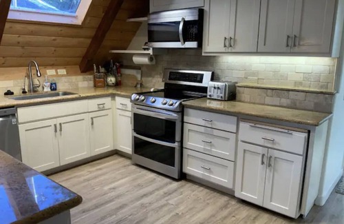 Wishon Cabina | Bass Lake cabin with Lake Views & private boat dock & slip