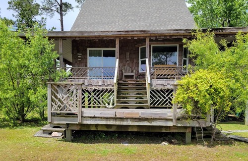 Bath Casa | Peninsula Pier House en Kilby Island es una cabaña rústica de 2 dormitorios en el río Pamlico