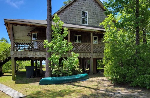 Bath Casa | Peninsula Pier House en Kilby Island es una cabaña rústica de 2 dormitorios en el río Pamlico