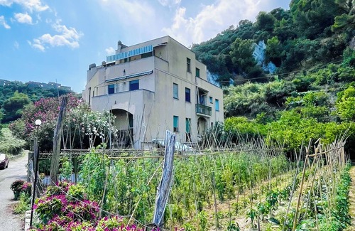 Varigotti Apartamento | Bay of Saracens, renovated apartment 6 people with garden parking space