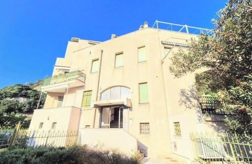 Varigotti Apartamento | Bay of Saracens, renovated apartment 6 people with garden parking space