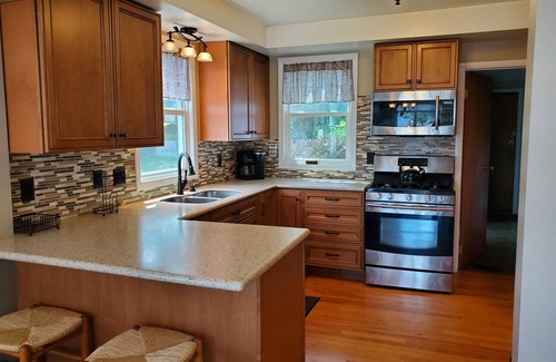 Sodus Point Casa | Vista de la bahía en el Punto; hermosa casa reformada de 4 estaciones, a pasos de la bahía y la playa