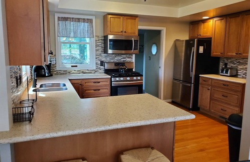 Sodus Point Casa | Vista de la bahía en el Punto; hermosa casa reformada de 4 estaciones, a pasos de la bahía y la playa