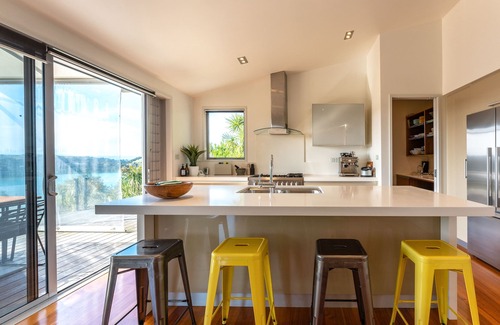 Oneroa Casa | Bay View on Burrell - close to beaches