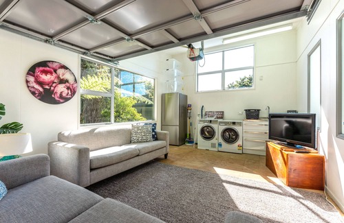 Oneroa Casa | Bay View on Burrell - close to beaches