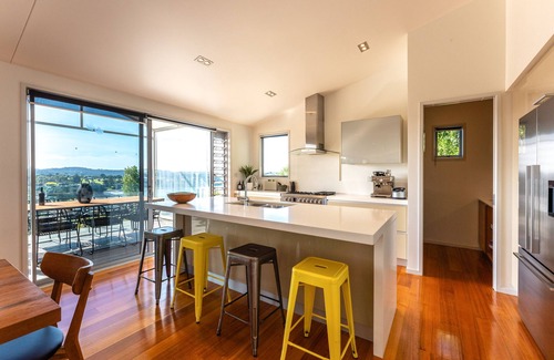 Oneroa Casa | Bay View on Burrell - close to beaches