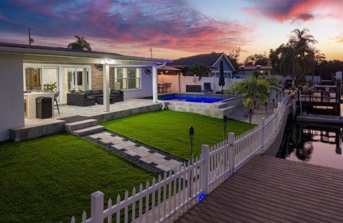 Bay Crest Park Casa | Baycrest Waterfront Pool Dock Gym Bikes