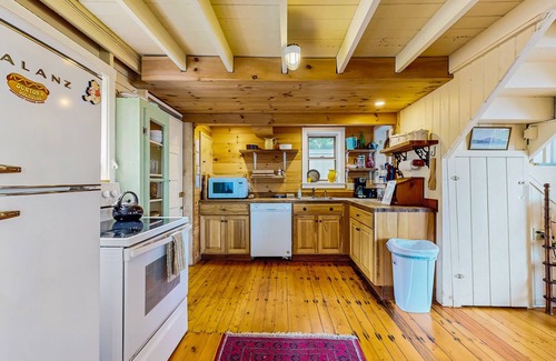 Boothbay Harbor Cabina | Cabaña rústica frente a la bahía con fantásticas vistas, ¡a solo minutos del centro!