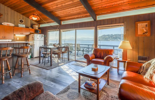 Clinton Casa | ¡NUEVO LISTADO! Casa frente a la bahía con vistas, cable, patio y chimenea de leña.
