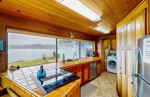 Bayshore Casa | Casa frente a la bahía con piscina compartida y acceso a tenis, cerca de la ciudad y las playas.