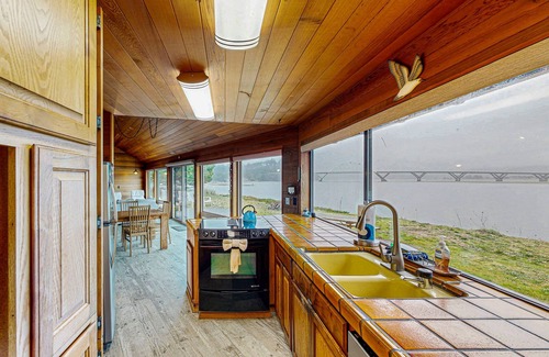 Bayshore Casa | Casa frente a la bahía con piscina compartida y acceso a tenis, cerca de la ciudad y las playas.