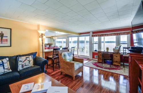 Port Hadlock Casa | Bayfront Port Hadlock Retreat with Grill and Deck!