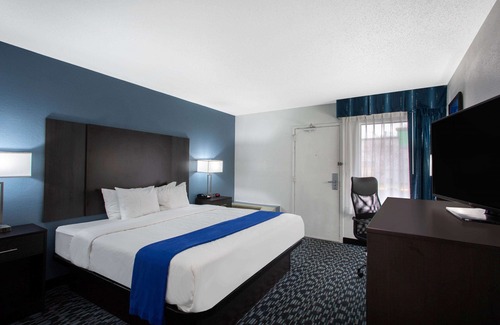 Charlotte Hotel | Baymont by Wyndham Charlotte University