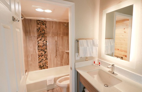 Gatlinburg Hotel | Baymont by Wyndham Gatlinburg On The River