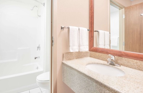 Turners Hotel | Baymont by Wyndham Springfield South Hwy 65