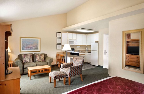 Greenwich Hotel | Baymont by Wyndham Wichita East