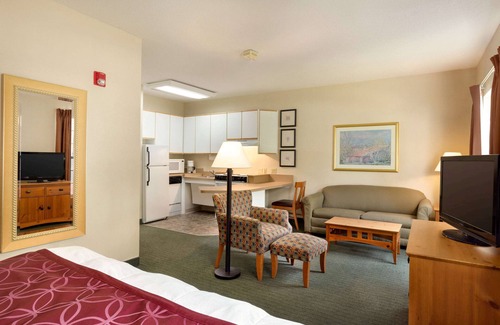 Greenwich Hotel | Baymont by Wyndham Wichita East