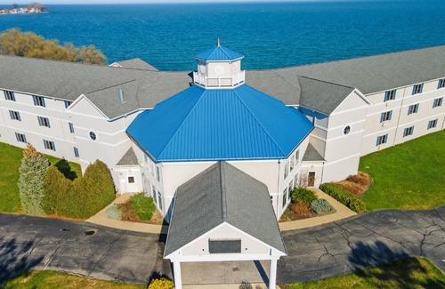 Put-in-Bay Hotel | BayShore ADA #128