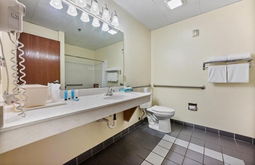 Put-in-Bay Hotel | BayShore ADA #128